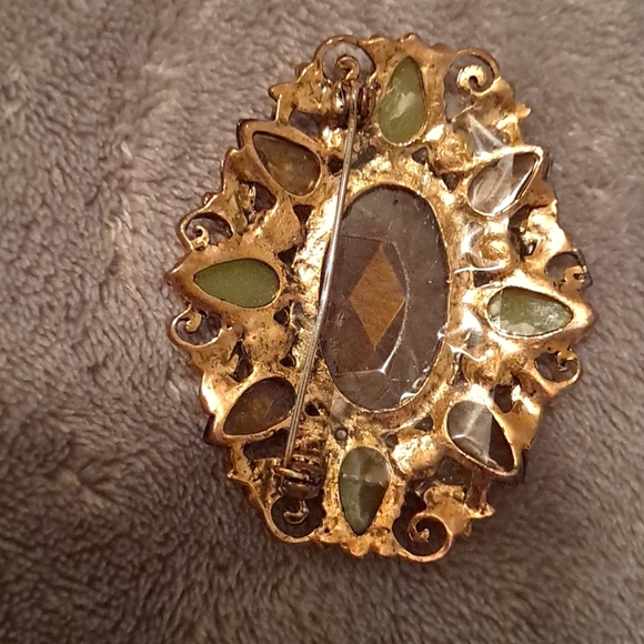 Beautiful brooch with green stones - Picture 2 of 2
